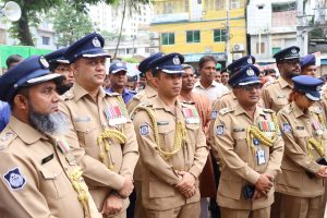 জুলাই গণঅভ্যুত্থান দিবস- ২০২৬” উপলক্ষে ফরিদপুর জেলা পুলিশের বিনম্র শ্রদ্ধা জ্ঞাপন, সংবর্ধনা ও আলোচনা সভা অনুষ্ঠিত।

০৫ আগষ্ট ২০২৬ খ্রিস্টাব্দ | ২১ শ্রাবণ ১৪৩৩ বঙ্গাব্দ

“জুলাই গণঅভ্যুত্থান দিবস- ২০২৬” উপলক্ষে আজ বুধবার সকাল ১০.০০ ঘটিকায় ফরিদপুর জেলা পুলিশের পক্ষ থেকে ফরিদপুর জুলাই স্মৃতিস্তম্ভে পুষ্পস্তবক অর্পণের মাধ্যমে গভীর শ্রদ্ধা নিবেদন করেন জনাব শাহরিয়ার মোহাম্মদ মিয়াজী, পুলিশ সুপার, ফরিদপুর। এসময় জেলা পুলিশের ঊর্ধ্বতন কর্মকর্তাবৃন্দ উপস্থিত ছিলেন।

পরবর্তীতে সকাল ১০:৩০ ঘটিকায় ফরিদপুর জেলা প্রশাসনের আয়োজনে জেলা প্রশাসকের সম্মেলন কক্ষে অনুষ্ঠিত “জুলাই গণঅভ্যুত্থান দিবস- ২০২৬” উপলক্ষে সংবর্ধনা ও আলোচনা অনুষ্ঠিত হয়। উক্ত সভায় জনাব মোঃ মাজহারুল ইসলাম, জেলা প্রশাসক, ফরিদপুর মহোদয়ের সভাপতিত্বে বিশেষ অতিথি হিসেবে অংশগ্রহণ করেন জনাব শাহরিয়ার মোহাম্মদ মিয়াজী, পুলিশ সুপার, ফরিদপুর।



