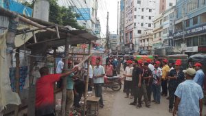 ফরিদপুরে অবৈধ স্থাপনা উচ্ছেদ, ফুটপাত দখলমুক্তকরণ অভিযান ফরিদপুর পৌরসভার উদ্যোগে শহরে অবৈধ স্থাপনা উচ্ছেদ ও ফুটপাত দখলমুক্তকরণ অভিযান পরিচালনা করা হয়েছে। আজ রোববার (৯ আগস্ট) বিকেলে ফরিদপুর পৌর সুপার মার্কেটের সামনে থেকে এ অভিযান শুরু হয়। ফরিদপুর পৌরসভার প্রধান নির্বাহী কর্মকর্তা হোসাইন মোহাম্মদ হাই জাকির নেতৃত্বে পরিচালিত অভিযানে পৌরসভার বিভিন্ন পর্যায়ের কর্মকর্তা-কর্মচারীরা অংশ নেন। এ সময় উপস্থিত ছিলেন পৌর নির্বাহী কর্মকর্তা তানজিলুর রহমান, হিসাবরক্ষণ কর্মকর্তা গোবিন্দ চন্দ্র মন্ডল, সমাজ উন্নয়ন কর্মকর্তা সৈয়দ মোহাম্মদ আহাদুজ্জামান, উপসহকারী প্রকৌশলী (বিদ্যুৎ) মো. শরিফুল ইসলাম, উপসহকারী প্রকৌশলী (সিভিল) লাইজিং হোসেন রাজুসহ পৌরসভার সর্বস্তরের কর্মকর্তা-কর্মচারীরা। অভিযানকালে ফুটপাত ও সড়কের জায়গা দখল করে গড়ে ওঠা অবৈধ স্থাপনা সরিয়ে দেওয়া হয়। এতে পথচারীদের চলাচলের পথ উন্মুক্ত হয় এবং সড়কে শৃঙ্খলা ফিরিয়ে আনার উদ্যোগ নেওয়া হয়। পৌরসভা কর্তৃপক্ষ জানায়, ফরিদপুর শহরের অবৈধ স্থাপনা উচ্ছেদ ও ফুটপাত দখলমুক্ত রাখতে এ ধরনের অভিযান নিয়মিতভাবে অব্যাহত থাকবে। পাশাপাশি ফুটপাত ও সড়ক দখল করে নতুন করে কোনো স্থাপনা নির্মাণ না করার জন্য সংশ্লিষ্টদের সতর্ক করা হবে।
