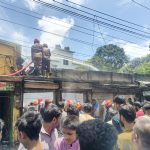 ফরিদপুরের কানাইপুর বাজারে আগুন, দুই দোকান পুড়ে ৮০ লাখ টাকার ক্ষতি
নিজস্ব প্রতিবেদক | ফরিদপুর জেলা প্রতিনিধি
ফরিদপুরের কোতোয়ালি থানাধীন কানাইপুর বাজারে ভয়াবহ অগ্নিকাণ্ডে দুটি দোকান পুড়ে গেছে। এতে প্রায় ৮০ লাখ টাকার ক্ষয়ক্ষতি হয়েছে বলে প্রাথমিকভাবে জানা গেছে।
সোমবার (১০ আগস্ট) সকাল ১০টা ৪৫ মিনিটের দিকে কানাইপুর হাইস্কুল সংলগ্ন বাজারে এ অগ্নিকাণ্ডের ঘটনা ঘটে। স্থানীয়দের ভাষ্য অনুযায়ী, প্রথমে কামরুল হাসানের লেপ-তোষকের দোকানে আগুনের সূত্রপাত হয়। পরে আগুন দ্রুত ছড়িয়ে পড়ে পাশের লিটন দাসের ফসলি বীজ ও কীটনাশকের দোকানে।
খবর পেয়ে কোতোয়ালি ফায়ার সার্ভিস ও মধুখালী ফায়ার সার্ভিসের সদস্যরা এবং কোতোয়ালি থানা পুলিশ ঘটনাস্থলে পৌঁছে স্থানীয়দের সহায়তায় আগুন নিয়ন্ত্রণে কাজ শুরু করেন। প্রায় এক ঘণ্টার চেষ্টায় সকাল ১১টা ৪৫ মিনিটের দিকে আগুন নিয়ন্ত্রণে আসে।
প্রাথমিকভাবে ধারণা করা হচ্ছে, লেপ-তোষকের দোকানের বৈদ্যুতিক শর্টসার্কিট থেকে আগুনের সূত্রপাত হতে পারে। তবে আগুন লাগার প্রকৃত কারণ তদন্তের পর নিশ্চিত হওয়া যাবে।
অগ্নিকাণ্ডে দুটি দোকানের বিপুল পরিমাণ মালামাল পুড়ে গেছে। ক্ষতিগ্রস্ত ব্যবসায়ীদের দাবি অনুযায়ী, এতে আনুমানিক ৮০ লাখ টাকার ক্ষয়ক্ষতি হয়েছে।
এ ঘটনায় কোনো হতাহতের খবর পাওয়া যায়নি। অগ্নিকাণ্ডের বিষয়ে কোতোয়ালি থানা পুলিশ পরবর্তী আইনগত ব্যবস্থা গ্রহণের প্রক্রিয়া চালাচ্ছে।
ভিডিও প্রতিবেদনে: মোহাম্মদ টোকন শেখ, ফরিদপুর জেলা প্রতিনিধি
🌐 Z TV Bangla 24: https://ztvbangla24.com