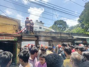 ফরিদপুরের কানাইপুর বাজারে আগুন, দুই দোকান পুড়ে ৮০ লাখ টাকার ক্ষতি নিজস্ব প্রতিবেদক | ফরিদপুর জেলা প্রতিনিধি ফরিদপুরের কোতোয়ালি থানাধীন কানাইপুর বাজারে ভয়াবহ অগ্নিকাণ্ডে দুটি দোকান পুড়ে গেছে। এতে প্রায় ৮০ লাখ টাকার ক্ষয়ক্ষতি হয়েছে বলে প্রাথমিকভাবে জানা গেছে। সোমবার (১০ আগস্ট) সকাল ১০টা ৪৫ মিনিটের দিকে কানাইপুর হাইস্কুল সংলগ্ন বাজারে এ অগ্নিকাণ্ডের ঘটনা ঘটে। স্থানীয়দের ভাষ্য অনুযায়ী, প্রথমে কামরুল হাসানের লেপ-তোষকের দোকানে আগুনের সূত্রপাত হয়। পরে আগুন দ্রুত ছড়িয়ে পড়ে পাশের লিটন দাসের ফসলি বীজ ও কীটনাশকের দোকানে। খবর পেয়ে কোতোয়ালি ফায়ার সার্ভিস ও মধুখালী ফায়ার সার্ভিসের সদস্যরা এবং কোতোয়ালি থানা পুলিশ ঘটনাস্থলে পৌঁছে স্থানীয়দের সহায়তায় আগুন নিয়ন্ত্রণে কাজ শুরু করেন। প্রায় এক ঘণ্টার চেষ্টায় সকাল ১১টা ৪৫ মিনিটের দিকে আগুন নিয়ন্ত্রণে আসে। প্রাথমিকভাবে ধারণা করা হচ্ছে, লেপ-তোষকের দোকানের বৈদ্যুতিক শর্টসার্কিট থেকে আগুনের সূত্রপাত হতে পারে। তবে আগুন লাগার প্রকৃত কারণ তদন্তের পর নিশ্চিত হওয়া যাবে। অগ্নিকাণ্ডে দুটি দোকানের বিপুল পরিমাণ মালামাল পুড়ে গেছে। ক্ষতিগ্রস্ত ব্যবসায়ীদের দাবি অনুযায়ী, এতে আনুমানিক ৮০ লাখ টাকার ক্ষয়ক্ষতি হয়েছে। এ ঘটনায় কোনো হতাহতের খবর পাওয়া যায়নি। অগ্নিকাণ্ডের বিষয়ে কোতোয়ালি থানা পুলিশ পরবর্তী আইনগত ব্যবস্থা গ্রহণের প্রক্রিয়া চালাচ্ছে। ভিডিও প্রতিবেদনে: মোহাম্মদ টোকন শেখ, ফরিদপুর জেলা প্রতিনিধি 🌐 Z TV Bangla 24: https://ztvbangla24.com