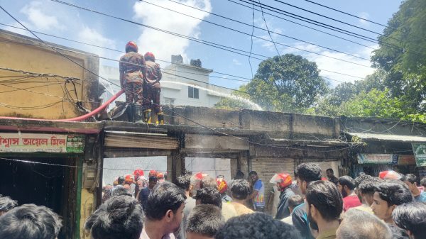 ফরিদপুরের কানাইপুর বাজারে আগুন, দুই দোকান পুড়ে ৮০ লাখ টাকার ক্ষতি নিজস্ব প্রতিবেদক | ফরিদপুর জেলা প্রতিনিধি ফরিদপুরের কোতোয়ালি থানাধীন কানাইপুর বাজারে ভয়াবহ অগ্নিকাণ্ডে দুটি দোকান পুড়ে গেছে। এতে প্রায় ৮০ লাখ টাকার ক্ষয়ক্ষতি হয়েছে বলে প্রাথমিকভাবে জানা গেছে। সোমবার (১০ আগস্ট) সকাল ১০টা ৪৫ মিনিটের দিকে কানাইপুর হাইস্কুল সংলগ্ন বাজারে এ অগ্নিকাণ্ডের ঘটনা ঘটে। স্থানীয়দের ভাষ্য অনুযায়ী, প্রথমে কামরুল হাসানের লেপ-তোষকের দোকানে আগুনের সূত্রপাত হয়। পরে আগুন দ্রুত ছড়িয়ে পড়ে পাশের লিটন দাসের ফসলি বীজ ও কীটনাশকের দোকানে। খবর পেয়ে কোতোয়ালি ফায়ার সার্ভিস ও মধুখালী ফায়ার সার্ভিসের সদস্যরা এবং কোতোয়ালি থানা পুলিশ ঘটনাস্থলে পৌঁছে স্থানীয়দের সহায়তায় আগুন নিয়ন্ত্রণে কাজ শুরু করেন। প্রায় এক ঘণ্টার চেষ্টায় সকাল ১১টা ৪৫ মিনিটের দিকে আগুন নিয়ন্ত্রণে আসে। প্রাথমিকভাবে ধারণা করা হচ্ছে, লেপ-তোষকের দোকানের বৈদ্যুতিক শর্টসার্কিট থেকে আগুনের সূত্রপাত হতে পারে। তবে আগুন লাগার প্রকৃত কারণ তদন্তের পর নিশ্চিত হওয়া যাবে। অগ্নিকাণ্ডে দুটি দোকানের বিপুল পরিমাণ মালামাল পুড়ে গেছে। ক্ষতিগ্রস্ত ব্যবসায়ীদের দাবি অনুযায়ী, এতে আনুমানিক ৮০ লাখ টাকার ক্ষয়ক্ষতি হয়েছে। এ ঘটনায় কোনো হতাহতের খবর পাওয়া যায়নি। অগ্নিকাণ্ডের বিষয়ে কোতোয়ালি থানা পুলিশ পরবর্তী আইনগত ব্যবস্থা গ্রহণের প্রক্রিয়া চালাচ্ছে। ভিডিও প্রতিবেদনে: মোহাম্মদ টোকন শেখ, ফরিদপুর জেলা প্রতিনিধি 🌐 Z TV Bangla 24: https://ztvbangla24.com
